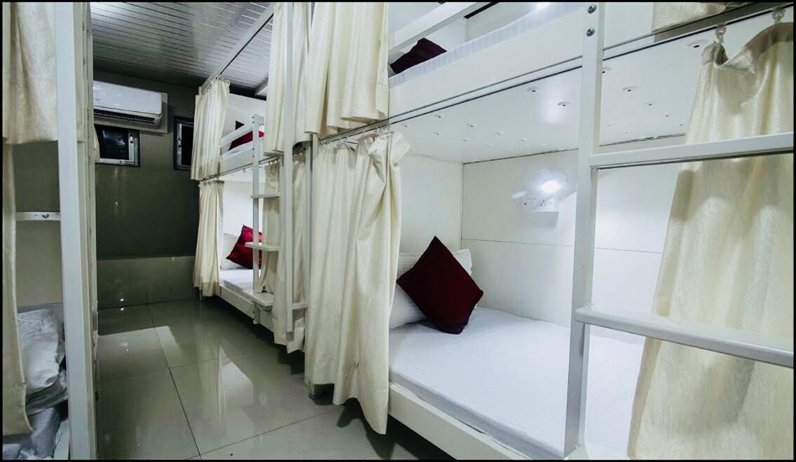 Qubestay Airport Capsule Hotel & Hostel Mumbai Kültér fotó