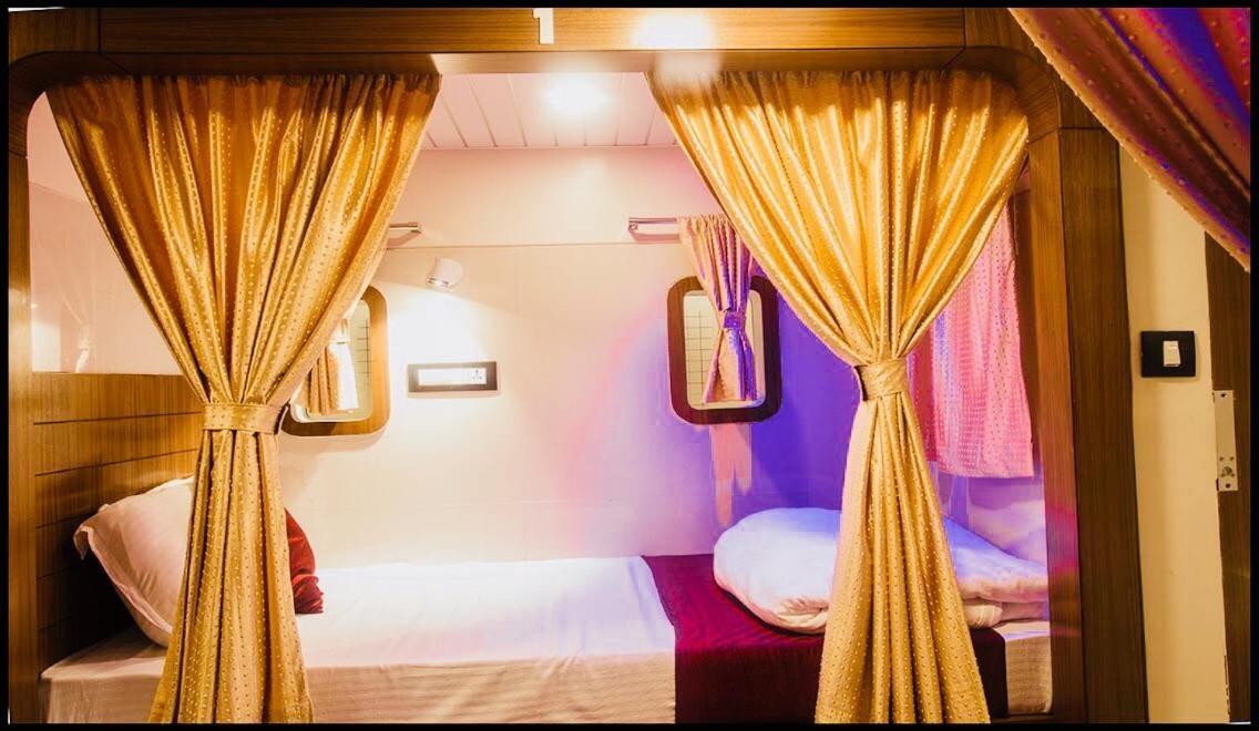 Qubestay Airport Capsule Hotel & Hostel Mumbai Kültér fotó
