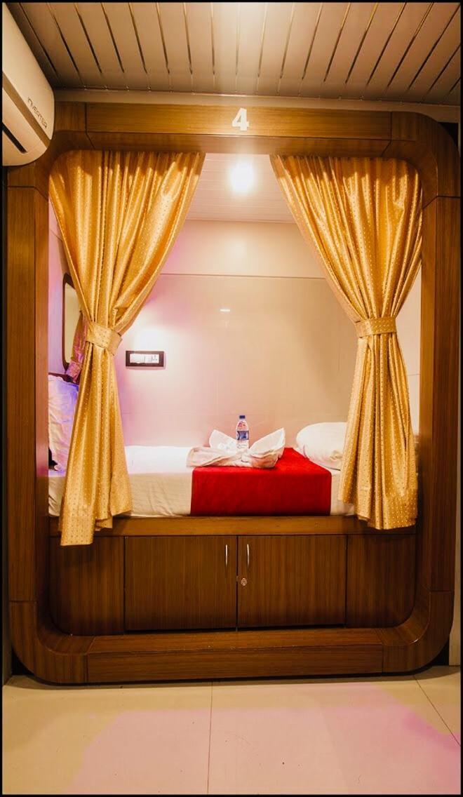 Qubestay Airport Capsule Hotel & Hostel Mumbai Kültér fotó